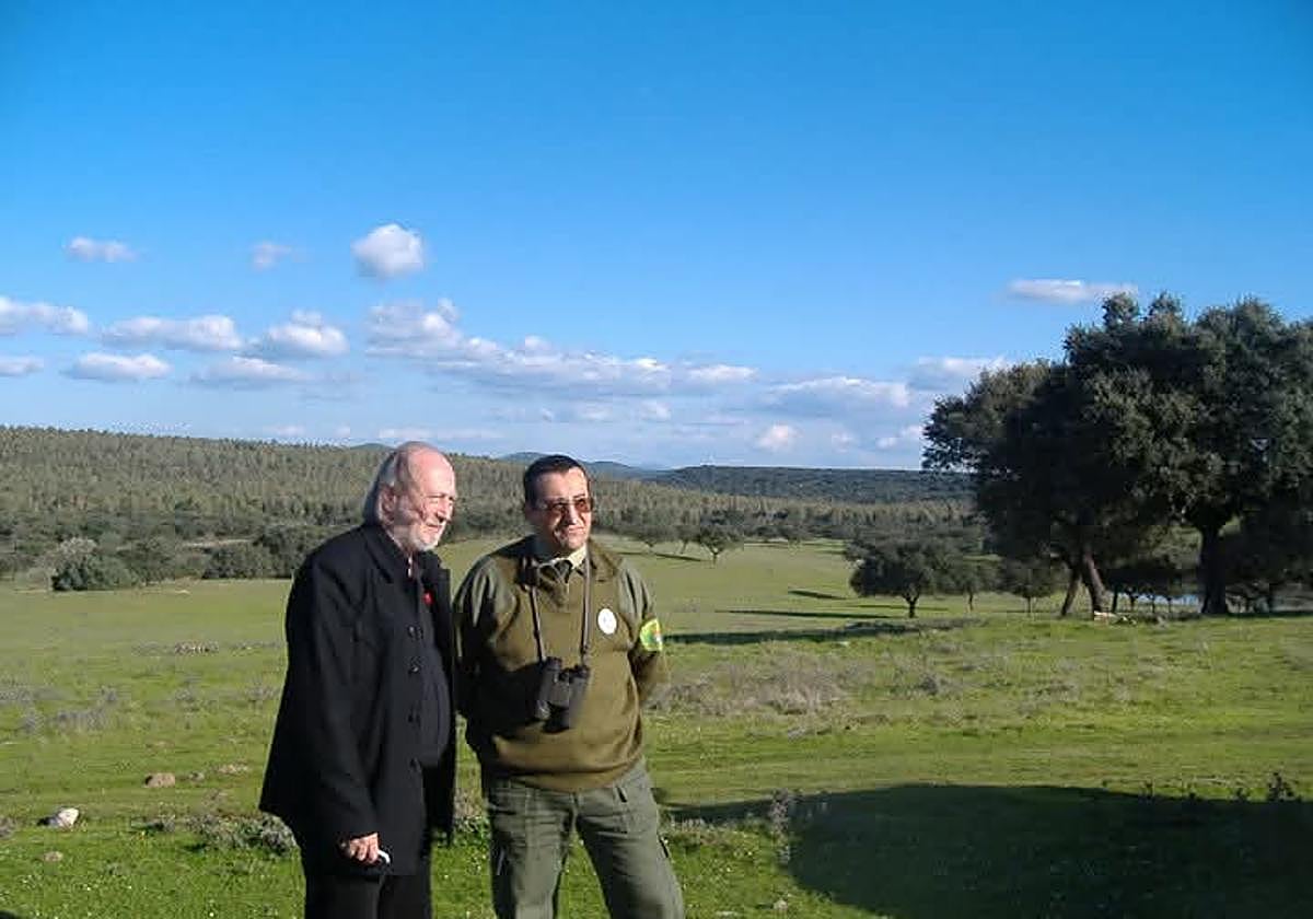 László Krasznahorkai junto al guarda forestal de la Junta Antonio Gutiérrez.