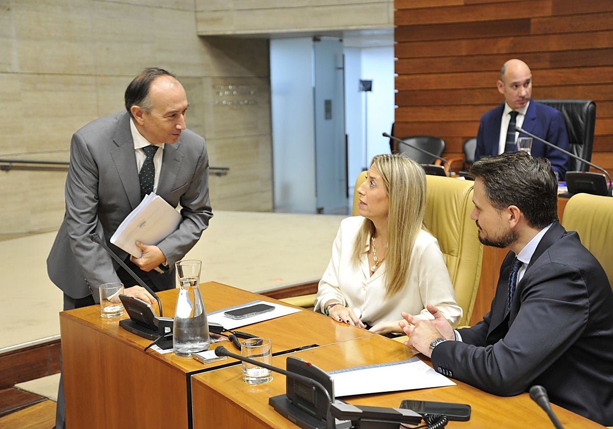 Laureano León, del PP, junto a la presidenta de la Junta, María Guardiola, y el consejero de Presidencia, Abel Bautista.
