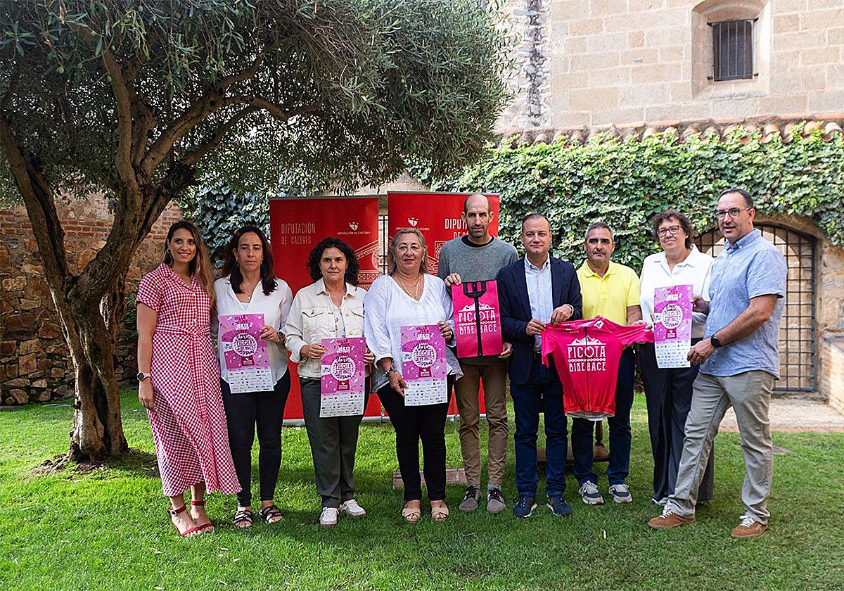 Autorizadades y organizadores durante la presentación en el Palacio de Carvajal de Cáceres.