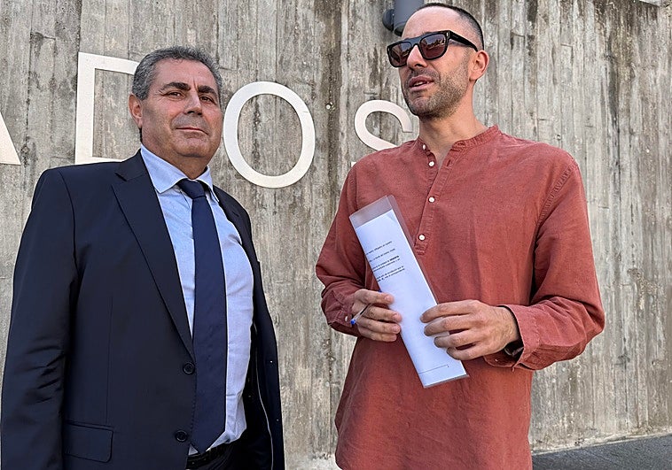 Luis Domingo Díaz, a la derecha, con su abogado, este jueves en los juzgados placentinos.