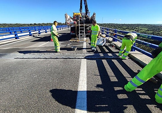 Obras en una carretera de Cáceres.