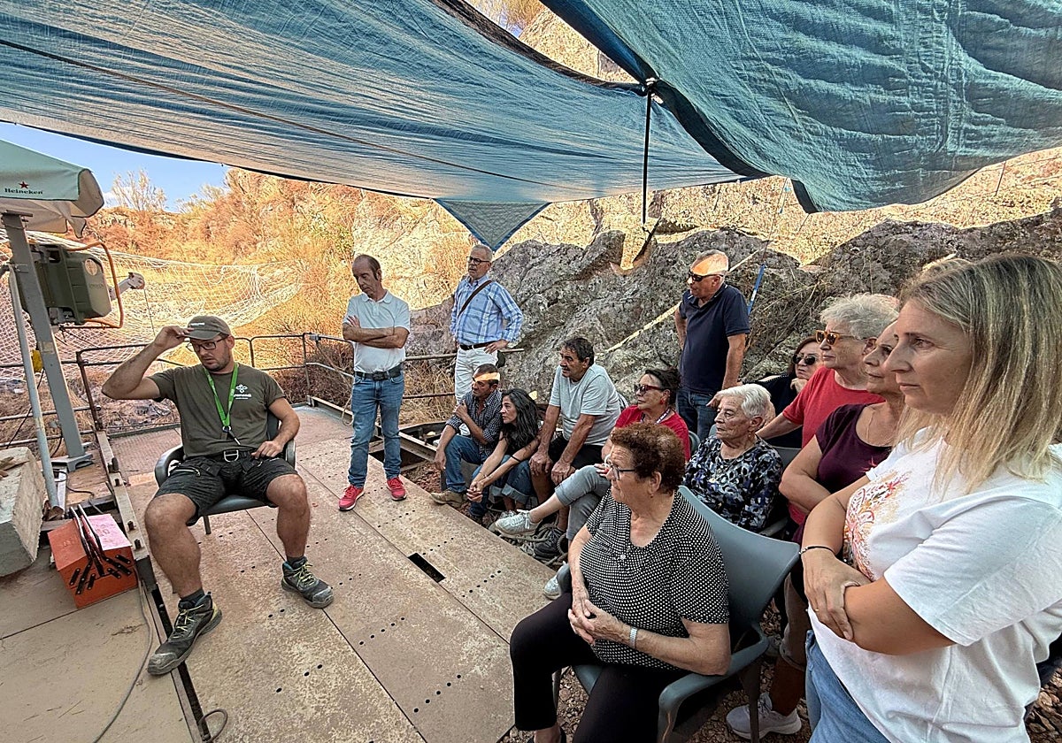 Imagen de los familiares junto a un técnico de Aranzadi el pasado miércoles, el día en el que se encontraron los primeros restos en la mina La Paloma de Zarza la Mayor.
