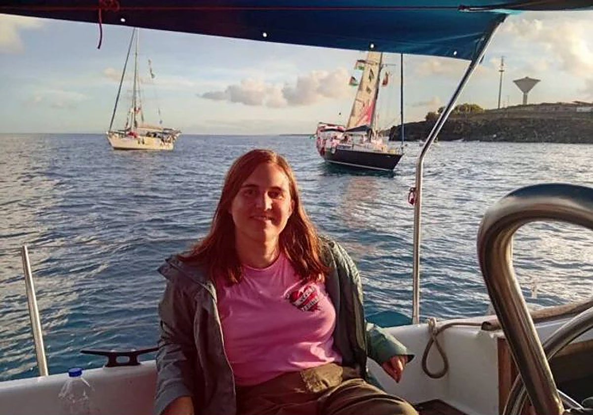 Jimena González en una embarcación de la flotilla Thousand Madleens to Gaza.