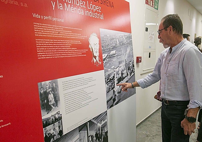 Una persona lee los paneles explicativos colocados ayer sobre la vida de José Fernández López.