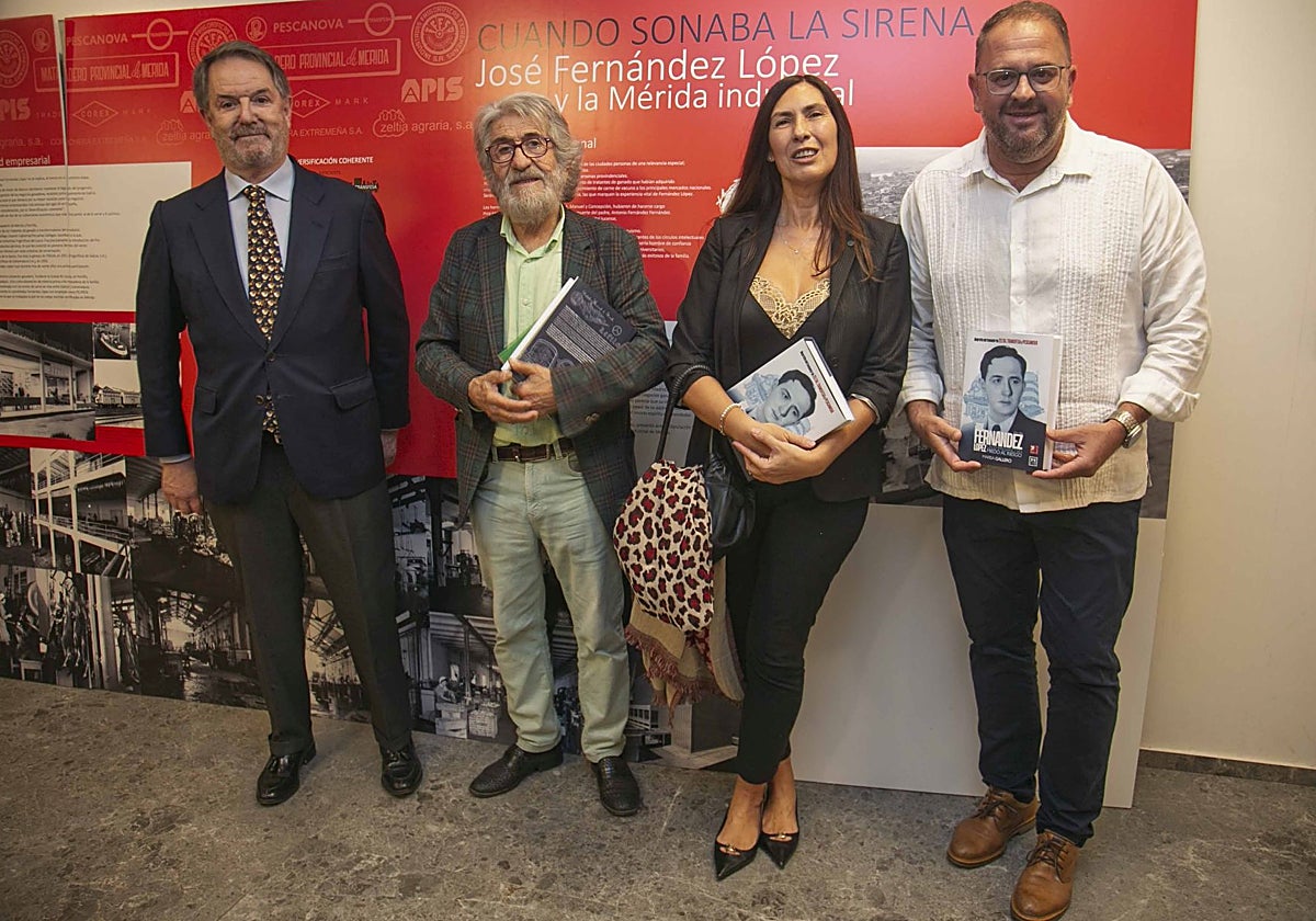 Bieito Rubido, exdirector de ABC; Antonio Vélez; Marisa Gallero, autora del libro, y A. Rodríguez Osuna, este jueves.