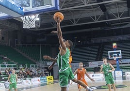 Patrick Lima entra a canasta en el duelo de pretemporada ante el Morón.