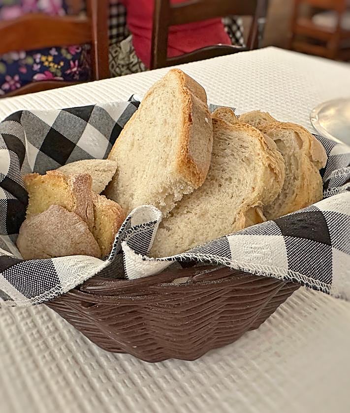 Imagen secundaria 2 - Arroz de tamboril, almejas y ración de pan.