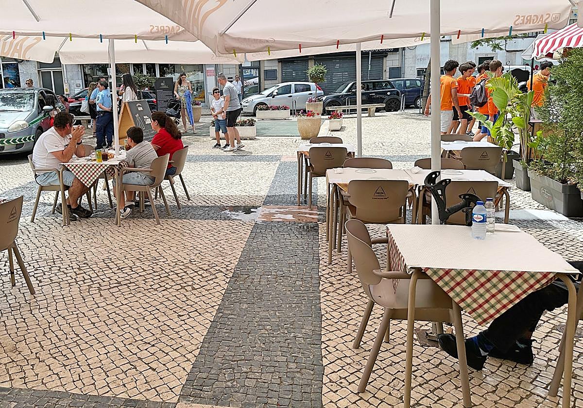 Imagen principal - Terraza, cubertería e interior de A Taverna.