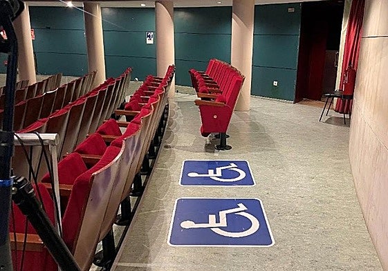 Únicos dos espacios reservados en este momento en el Teatro López de Ayala para personas en sillas de ruedas.