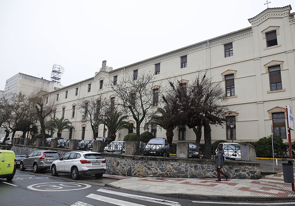 Fachada principal del antiguo Hospital Virgen de la Montaña.