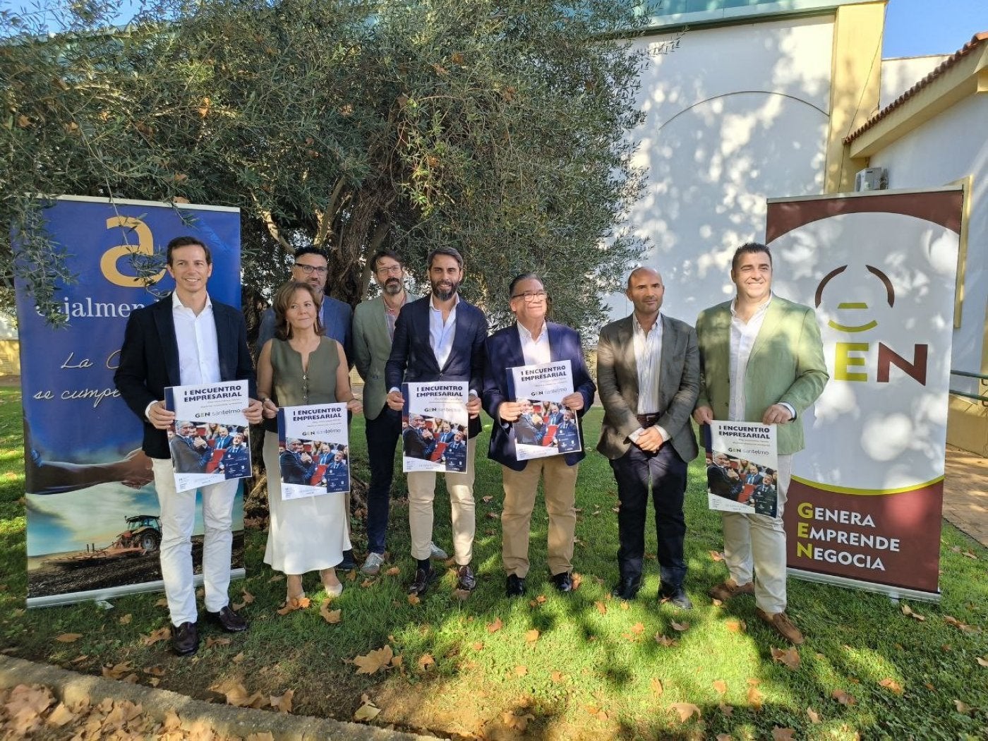 El alcalde, junto al concejal de Empresa y miembros de GEN.