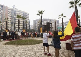 Escolares y autoridades en el izado de la bandera, en la plaza de Conquistadores.