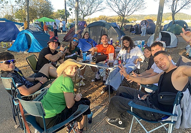 Asistentes al festival, en la zona de acampada.
