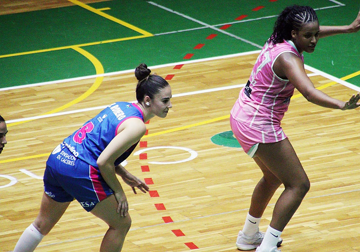 Ángela Jiménez, que regresaba a Plasencia, ante María Romero.