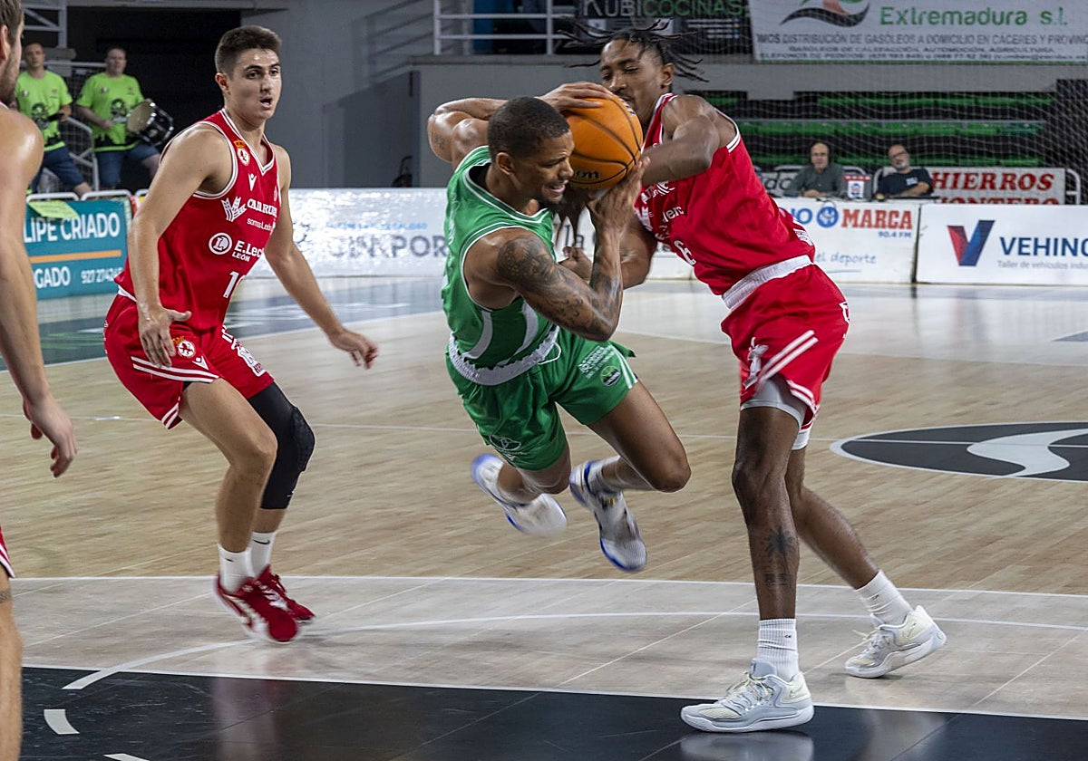 Patrick Lima pugna por un balón en el duelo de este sábado en el Multiusos ante la Cultural.