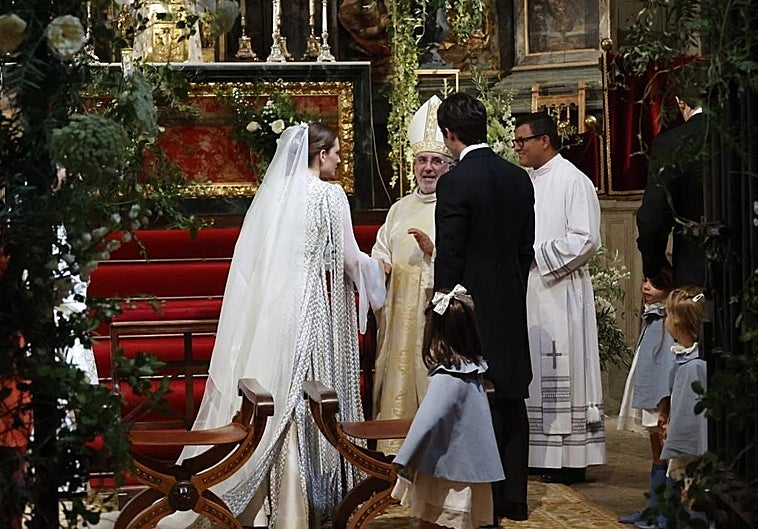 Primeras imágenes de los novios, Fernando Palazuelo y Micaela Belmont, juntos en el altar de la parroquia de Santiago de Cáceres.