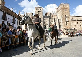 Desfile de caballistas en Guadalupe, en una pasada celebración del Día de la Hispanidad.
