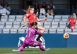 Delia Baz intenta frenar una opción ofensiva de Osasuna.