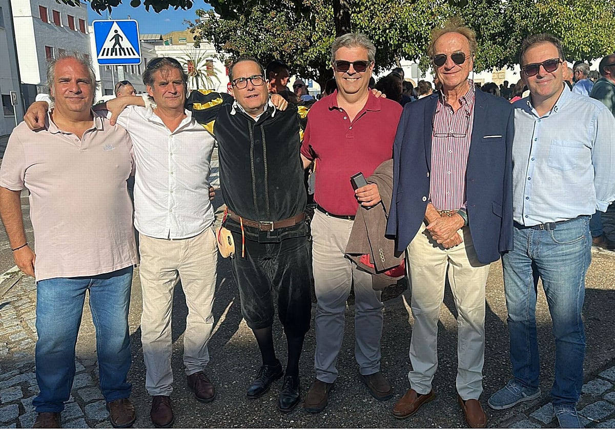 Exalumnos de la Escuela Politécnica, este sábado, en la plaza del Conservatorio.