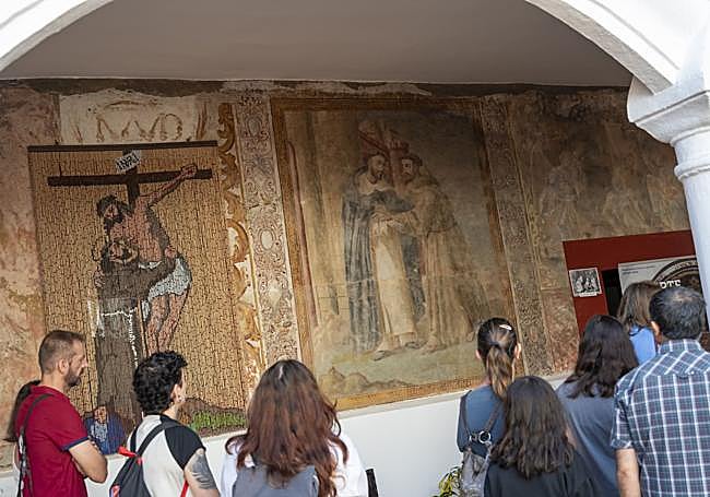 Frescos de Clemente García Mures, deteriorados por los avatares del tiempo, en el claustro del Real Monasterio.