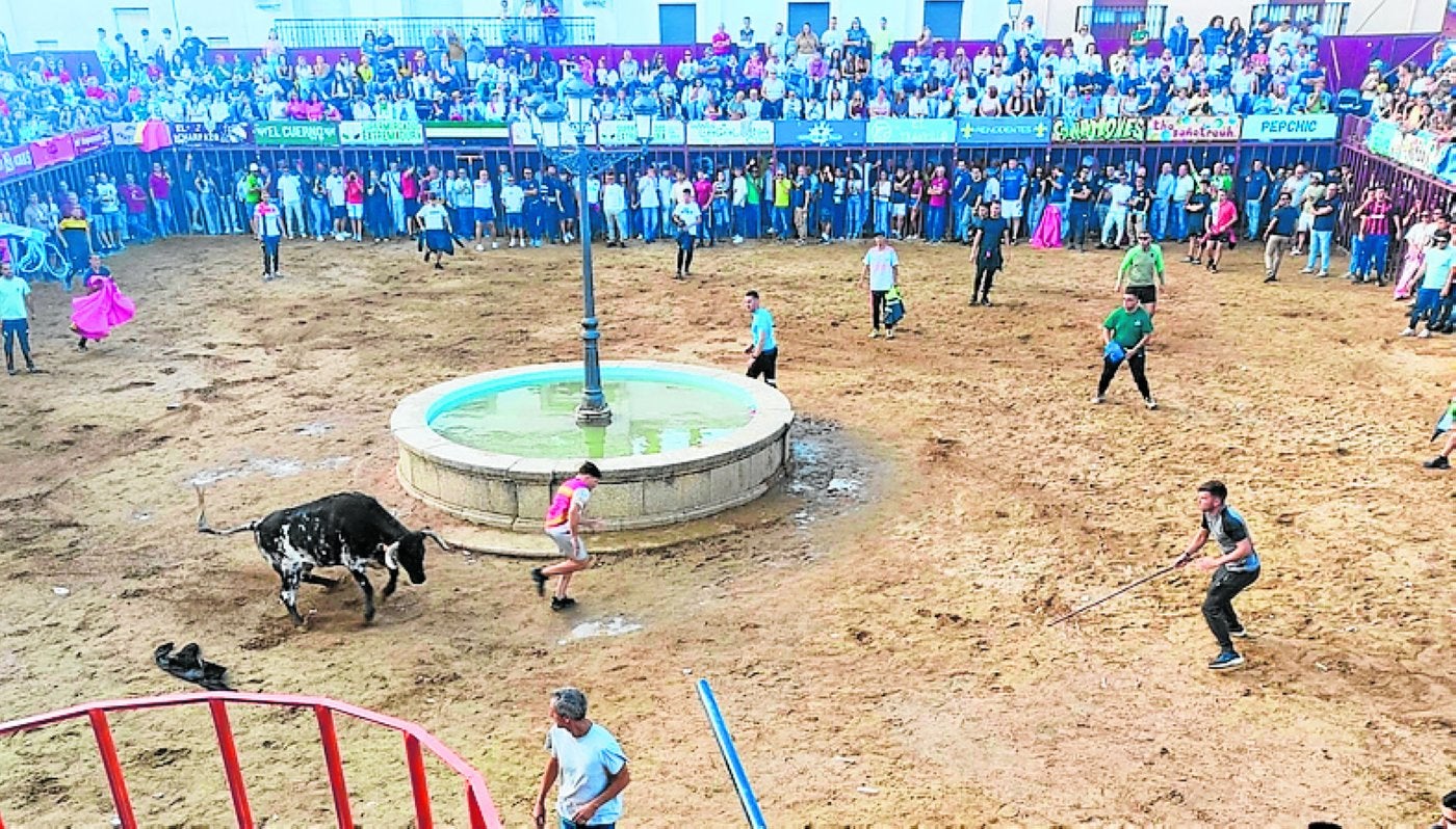 La capea del sábado, con cientos de personas.