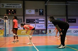 Pablo Alonso sigue el juego.