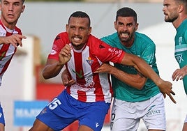 Matheus y Pajuelo en uno de los derbis de la pasada temporada.