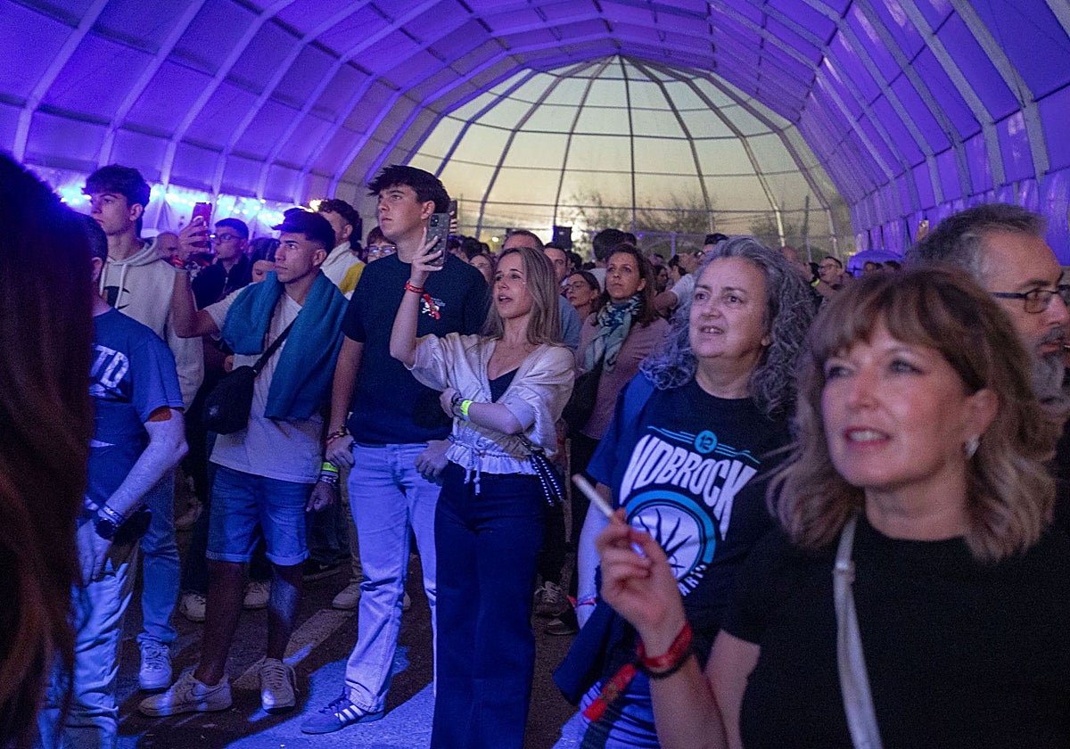 Asistentes a uno de los conciertos de Extremúsika de este sábado.