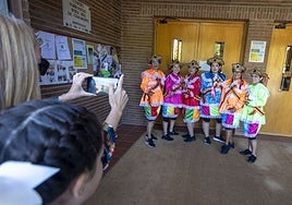 Integrantes de la Asociación Conectados Peruanos han recibido a los asistentes a la celebración ataviados con trajes típicos.