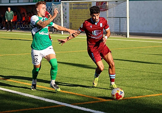 Pedro Pata intenta avanzar ante Perdi.