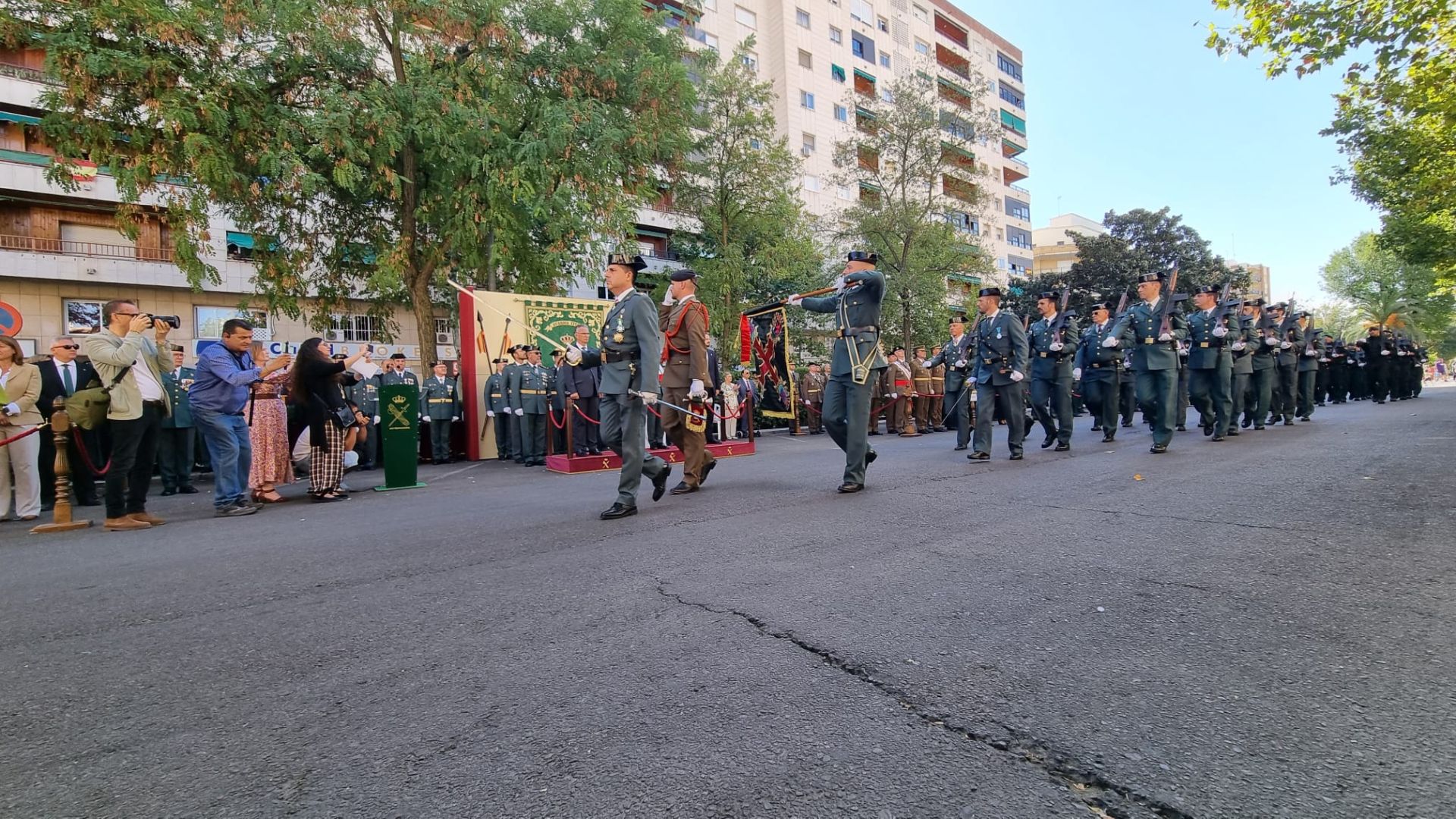 Desfile de la Guardia Civil en la avenida de Colón, este domingo. 