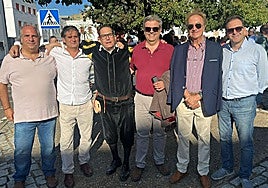 Exalumnos de la Escuela Politécnica, este sábado, en la plaza del Conservatorio.
