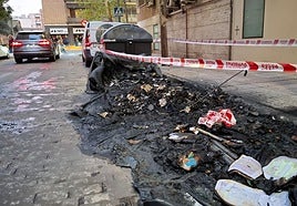 Contenedores quemados en la calle Fernández de la Puente, el centro de Badajoz.