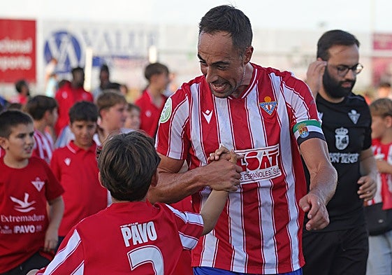 El capitán Lolo Pavón celebra la victoria del Don Benito en el derbi ante el Villanovense.