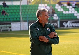 Juan Marrero sigue atento desde su área técnica el partido del Badajoz en Navalomral de la Mata.