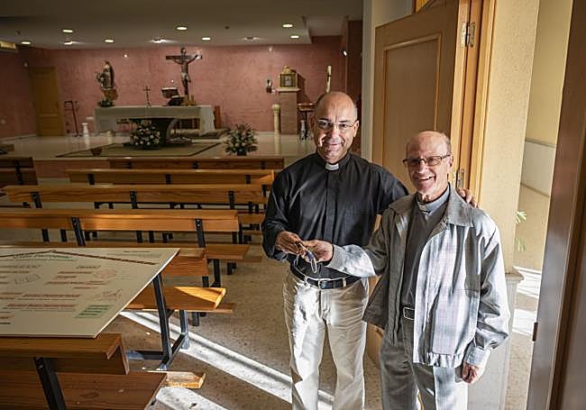 Luis Ramírez recibe llaves de la parroquia de manos de Enrique Cruz, párroco de San Juan de Dios desde su nacimiento en 1996.
