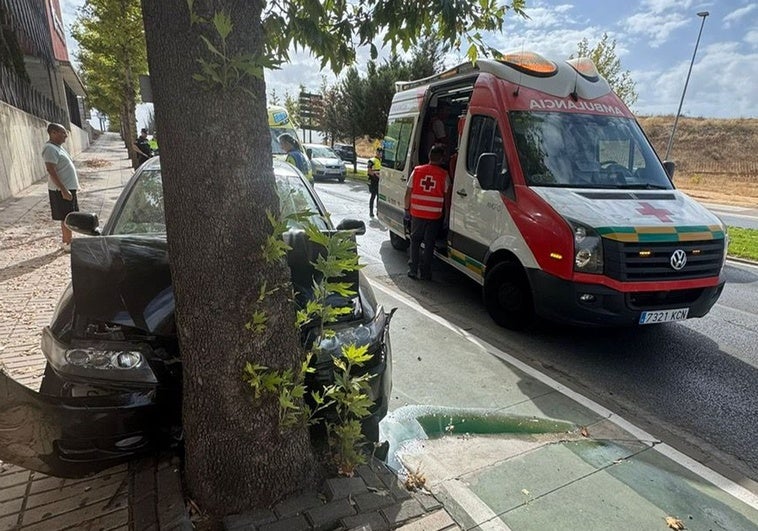 Dos heridos al chocar su coche contra un árbol en el Cerro del Viento de Badajoz