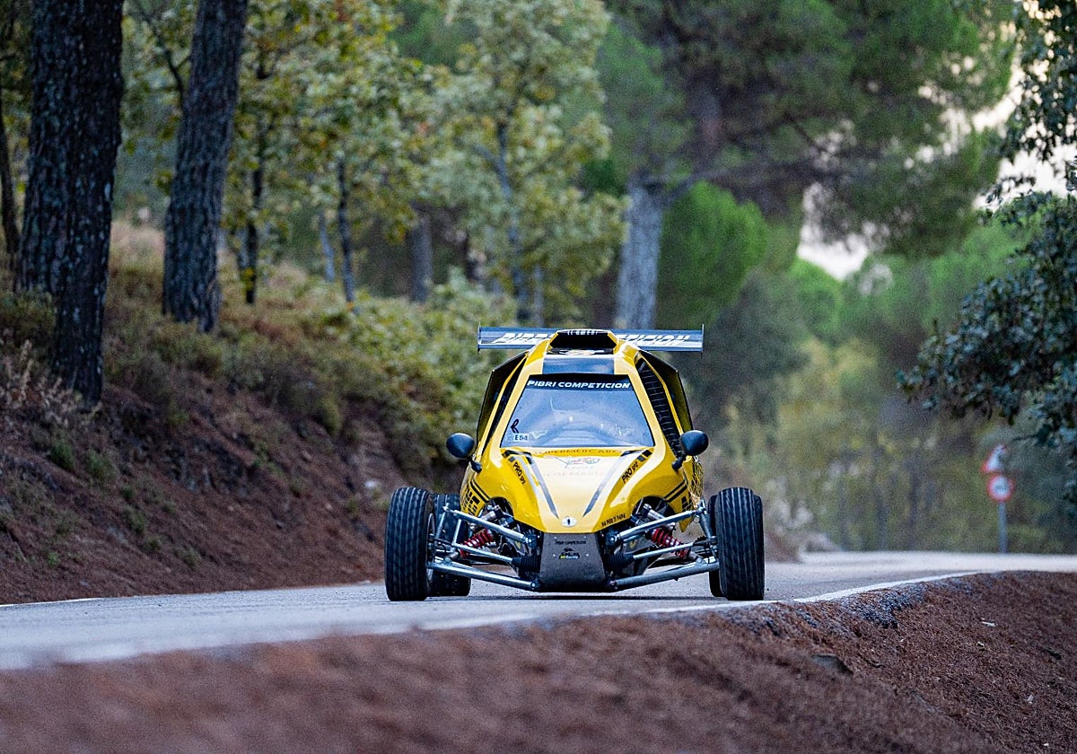 José Miguel Pérez con su monoplaza en la Subida a Tentudía.