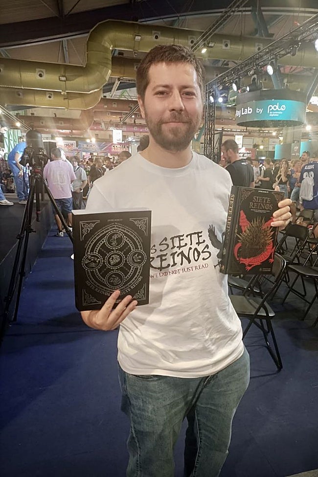 Javier Marcos muestra las dos ediciones diferentes que hay de su libro.