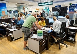 Varios jubilados reservan viajes del Imserso en una agencia a mediados de la semana pasada.