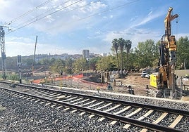 Obra del tren para construir un nuevo puente sobre el arroyo Albarregas. La llegada de la alta velocidad resideña la ciudad.