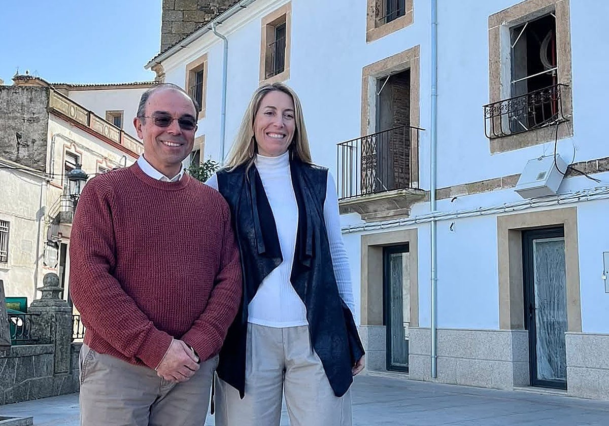 Luis Paniagua en compañía de María Guardiola.