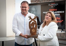 El alcalde de Mérida, con el premio para 'El Lebrijano' que recibió su hija, Ana Belén Peña, en junio pasado.