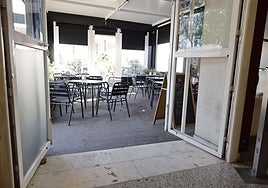 Los ladrones rompieron los cristales de la puerta de acceso para entrar en el restaurante.