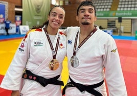 Los hermanos Fernández Campillo, Sara y Diego, posan con sus medallas de oro y plata en la Copa de Europa de Málaga,