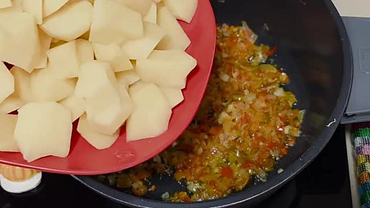 La receta de Beatriz Cocina | Guiso de patatas con calabaza y atún