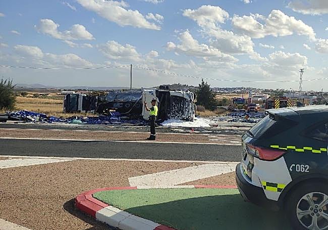 Agentes de la Guardia Civil regulando el tráfico en el punto en el que se ha producido el accidente.