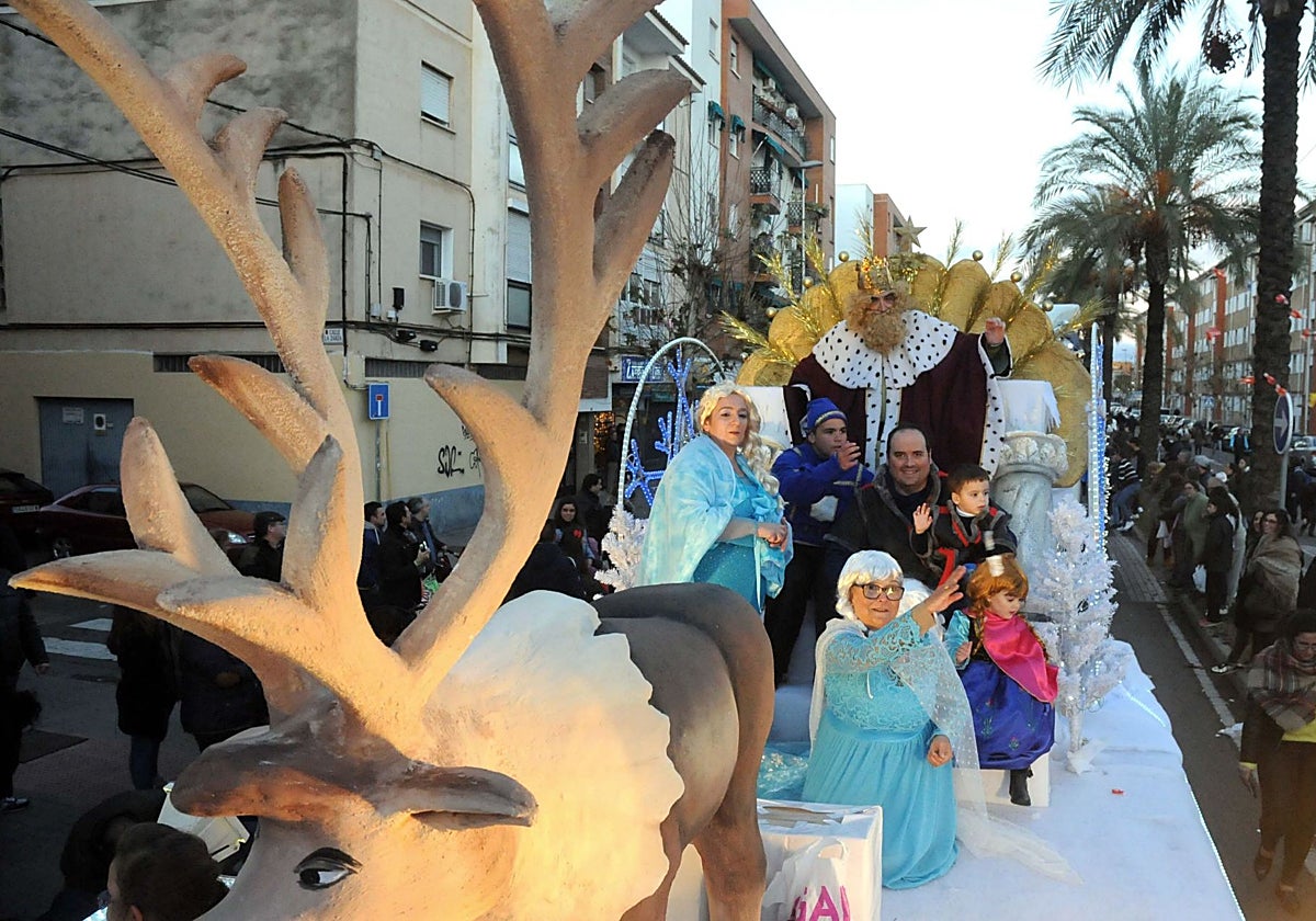 Cabalgata del rey Melchor en una tarde-noche del 5 de enero.