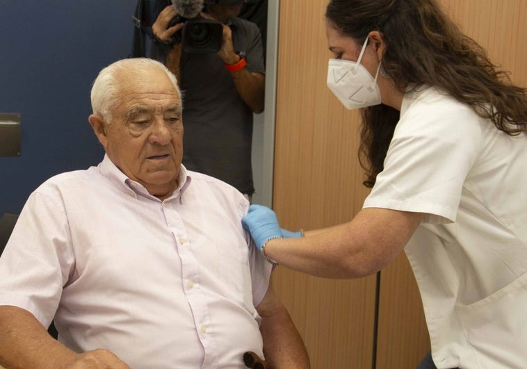 Extremadura empieza a vacunar contra la gripe para llegar al 75% de mayores, embarazas, enfermos y sanitarios