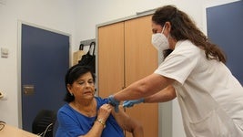 Una enfermera vacuna a Modesta Guerra, de 76 años, en el primer día de la campaña contra la gripe.
